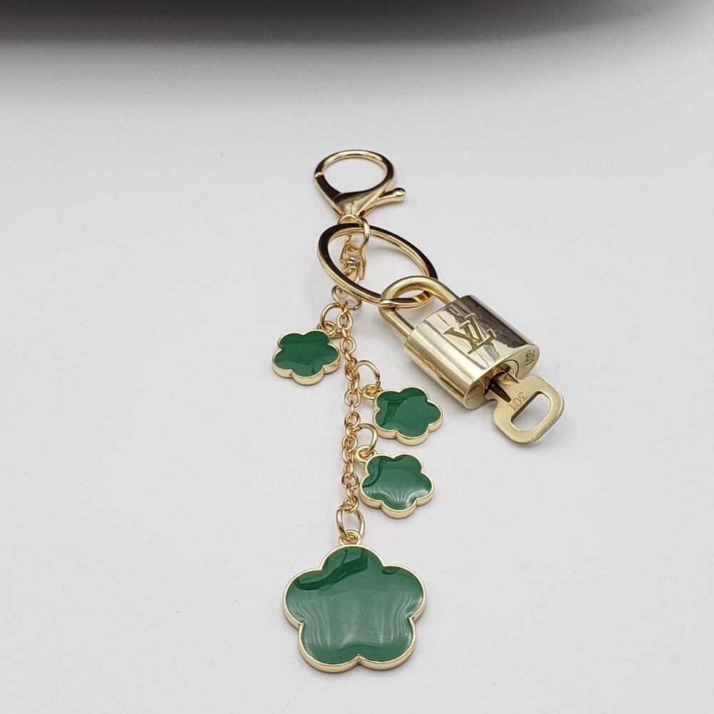 LV Authentic Gold Padlock 🔒 Key Set w/ Unbranded Flower Keychain Charm - Picture 7 of 13
